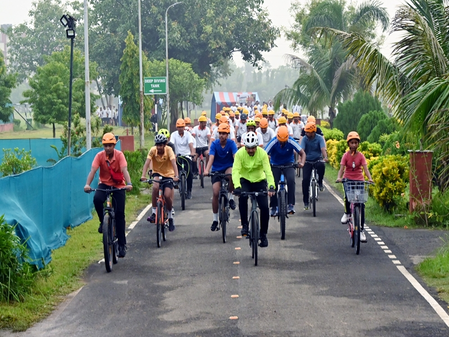 साइक्लोथॉन में 100 से अधिक एनडीआरएफ कर्मियों और उनके परिवार के सदस्यों ने भाग लिया