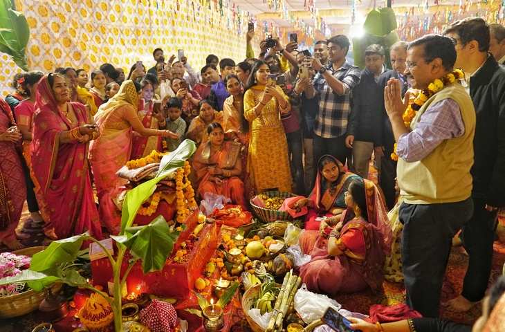 केजरीवाल ने दिल्ली में छठ पूजा पर घाटों का दौरा किया