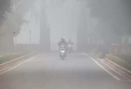 दिल्ली प्रदूषण : कार्यालयों में आधे कर्मचारी ही आएंगे, अन्य को वर्क फ्रॉम होम का निर्देश