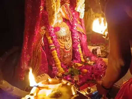 बाबा महाकाल ने दिया 'त्रिपुंड-चंद्रमा' वाले मनमोहक स्वरुप में दर्शन, भक्तों ने लगाए हर-हर महादेव के जयकारे