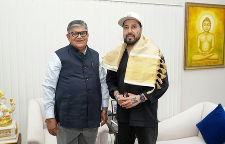 मीका सिंह ने राज्यपाल कटारिया से की मुलाकात, नशा-विरोधी अभियान के लिए चंडीगढ़ में फ्री मेगा शो की घोषणा की