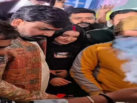 जन्मदिन पर भी बाज नहीं आए पवन सिंह, अभिनेत्री महिमा के साथ किया 'मिसबिहेव'