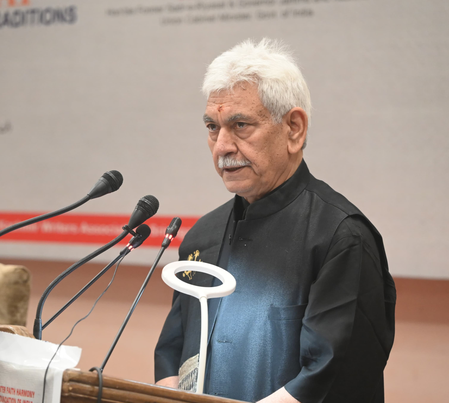 प्राचीन हिंदू धर्म ने कभी स्वयं को थोपा नहीं, बल्कि विविधता और सहअस्तित्व को अपनाया: उपराज्यपाल सिन्हा