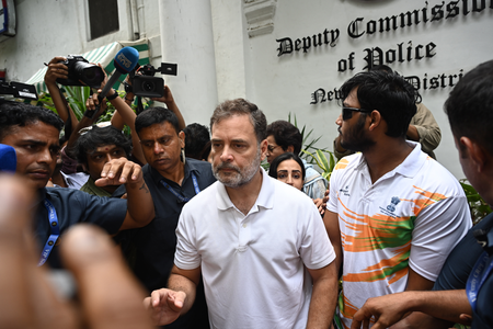 राहुल गांधी के प्रदर्शन के दौरान संसद मार्ग थाने की दीवार गंदी करने पर एक की गिरफ्तारी, फिर जमानत पर रिहाई