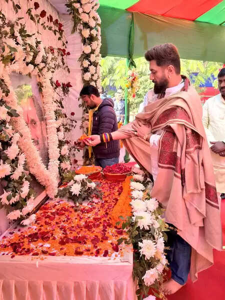 पटना: लोजपा (रामविलास) ने रखी दही-चूड़ा पार्टी, तेज प्रताप यादव का फोन नहीं उठाने पर चिराग पासवान ने दिया जवाब