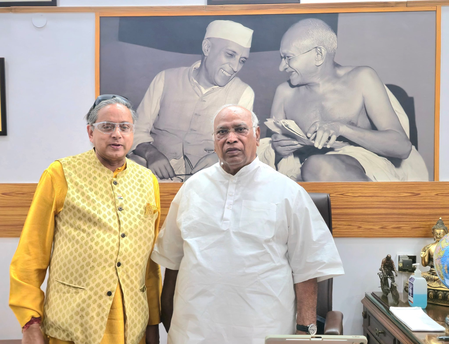 मल्लिकार्जुन खड़गे से मिले कांग्रेस सांसद शशि थरूर, केरल की राजनीतिक स्थिति पर की चर्चा