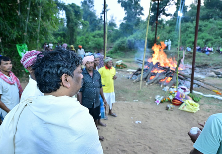 सीएम हेमंत सोरेन की मां रूपी सोरेन का नेमरा गांव में अंतिम संस्कार, सीएम ने दी मुखाग्नि