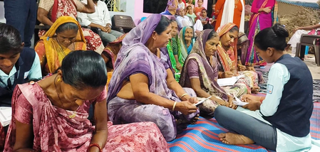 गुजरात: 'उल्लास नवभारत साक्षरता कार्यक्रम' से महिलाएं कर रहीं पढ़ाई, बोलीं- शिक्षा ने दिखाई नई राह