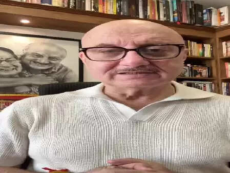 देश की रक्षा में जान गंवाने वाले सैनिकों को अनुपम खेर ने किया याद, पोस्ट के जरिए व्यक्त की भावनाएं