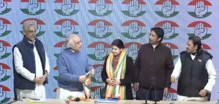 टीएमसी सांसद मौसम बेनजीर नूर ने छोड़ी पार्टी, कांग्रेस में फिर से हुई शामिल