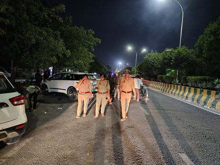 मोहर्रम को लेकर नोएडा पुलिस अलर्ट, अधिकारियों ने किया फ्लैग मार्च
