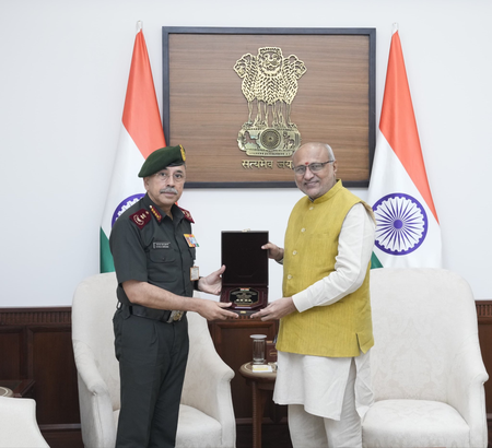सीडीएस जनरल एनएस राजा सुब्रमणि ने उपराष्ट्रपति से शिष्टाचार भेंट की