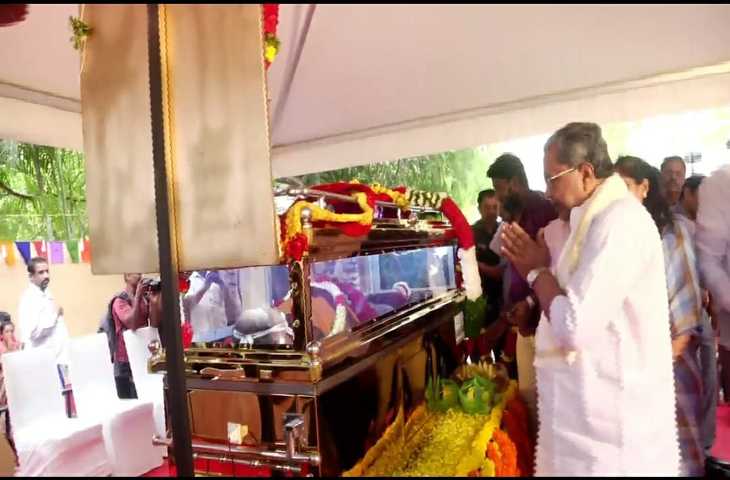 कर्नाटक के मुख्यमंत्री सिद्दारमैया ने कन्नड़ अभिनेत्री लीलावती को दी अंतिम श्रद्धांजलि