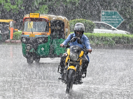 दिल्ली-एनसीआर में रविवार सुबह हुई झमाझम बारिश, तापमान में देखी जा रही गिरावट