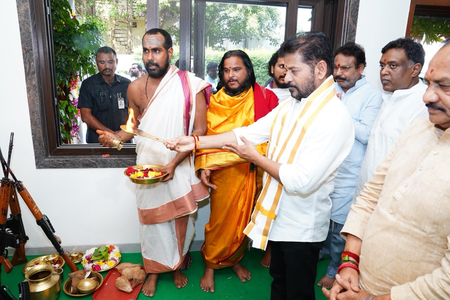 तेलंगाना के मुख्यमंत्री रेवंत रेड्डी ने की आयुध पूजा, पैतृक गांव में समारोह में भी हुए शामिल