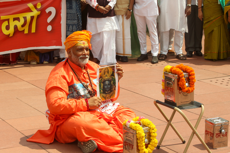 संसद परिसर में पप्पू यादव की वेशभूषा पर हिंदू सेना नाराज, लोकसभा सदस्यता रद्द करने की मांग