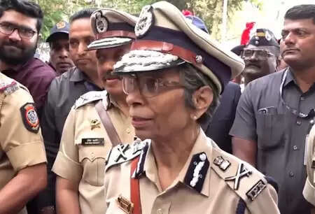 महाराष्ट्र की पहली डीजीपी रश्मि शुक्ला हुईं सेवानिवृत्त, पुलिस ने दिया गार्ड ऑफ ऑनर
