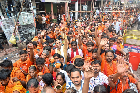 हर हर महादेव से गूंजे शिवालय, सावन के सोमवार पर आस्था का महासैलाब