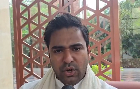 पीएम मोदी के 'क्योटो' में घुटने तक भरा पानी, स्कूल नहीं जा पा रहे बच्चे: वरुण चौधरी