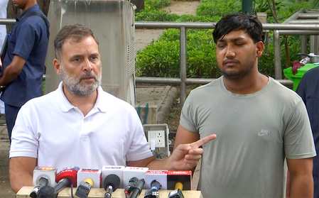 'सरकार छात्रों को डराना-धमकाना और मारना बंद करे', पेपर लीक प्रदर्शन पर राहुल गांधी का केंद्र पर हमला