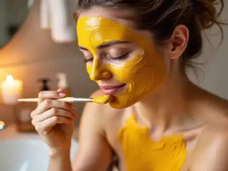 सर्दी में स्क्रिन के लिए 'हाइड्रा फेशियल' है हल्दी का लेप, जानें लाभ से लेकर उपयोग