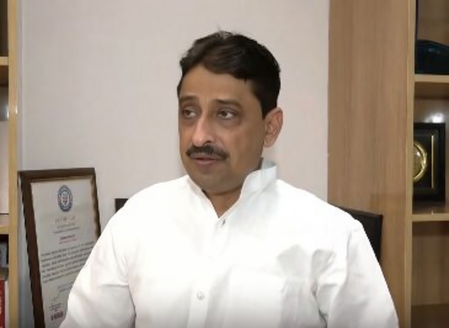 नृपेंद्र मिश्रा के बयान पर सपा और कांग्रेस का पलटवार, गोली चलाने का फैसला प्रशासनिक स्तर पर लिया गया था