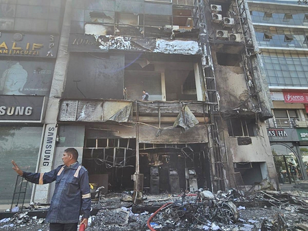 गुजरात: अहमदाबाद के एक कमर्शियल कॉम्प्लेक्स में लगी आग, 50 लोगों को बचाया गया