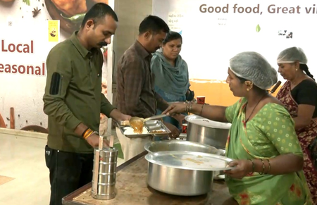 गुजरात सरकार की ‘मंगलम कैंटीन’ स्कीम ने महिलाओं को बनाया आत्मनिर्भर