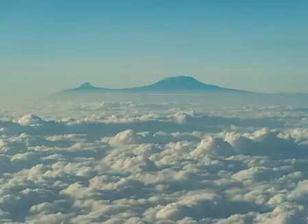 अफ्रीका: माउंट किलिमंजारो पर हेलीकॉप्टर हादसा, पांच लोगों की मौत