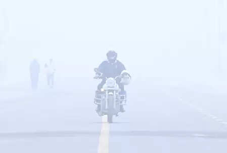 घने कोहरे और प्रदूषण की दोहरी मार: दिल्ली-एनसीआर में हालात बेहद गंभीर, एक्यूआई ‘अति-गंभीर’ श्रेणी में