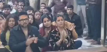 उज्जैन महाकालेश्वर मंदिर पहुंचीं निमरत कौर, भस्म आरती में हुईं शामिल