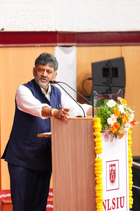 एनएलएसआईयू के दीक्षांत समारोह में सीएम शिवुकमार बोले- लोकतंत्र की हो रही परीक्षा, भारी दबाव में हैं संस्थाएं