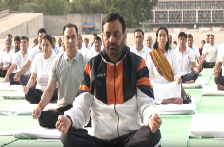 विधानसभा परिसर में सीएम सैनी ने किया योगाभ्यास, बोले- योग भारत की सांस्कृतिक शक्ति का विश्वव्यापी सम्मान