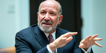 अमेरिकी वाणिज्य मंत्री ने जेफ्री एपस्टीन के द्वीप पर लंच की बात स्वीकारी, बढ़ा इस्तीफे का दबाव