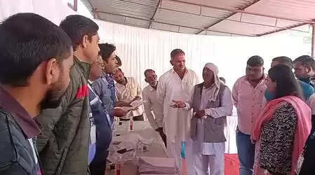 बीकानेर में वर्ष की अंतिम लोक अदालत में उमड़ी लोगों की भीड़, लंबित प्रकरणों के समाधान पर जोर