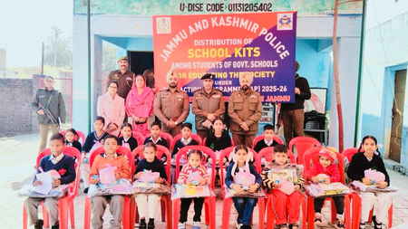 जम्मू-कश्मीर पुलिस ने सीएपी के तहत मलिक-पुर गांव में जरूरतमंद छात्रों को स्कूल किट और स्टेशनरी वितरित की