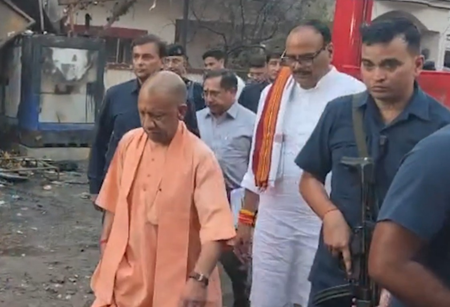 लखनऊ कोचिंग सेंटर अग्निकांड: घटनास्थल पहुंचे सीएम योगी, घायलों से मिले