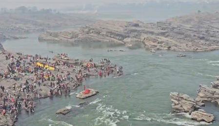 नर्मदा जयंती : घाटों पर उमड़ी भारी भीड़, श्रद्धालुओं ने 'मां' के आंचल को स्वच्छ रखने का लिया संकल्प