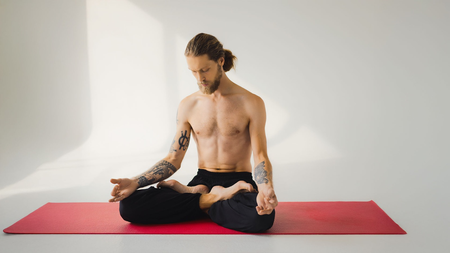 बेली फैट से पाना है छुटकारा? उड्डियान बंध है असरदार योग क्रिया