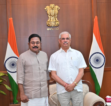 तमिलनाडु : टीटीवी दिनाकरन की राज्यपाल से मुलाकात, अन्नाद्रमुक को नई सरकार बनाने के लिए समर्थन