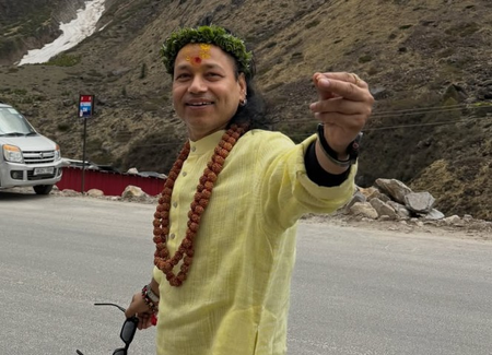 रुद्राक्ष की माला और माथे पर चंदन लगाए बद्रीनाथ धाम पहुंचे कैलाश खेर, यात्रा की तस्वीरें साझा कीं