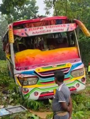 झारखंड के पाकुड़ में बारातियों से भरी बस पलटी, 2 की मौत, कई घायल