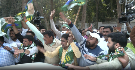 नीतीश कुमार के राज्यसभा जाने की अटकलों से गरमाई राजनीति: फूटा जदयू कार्यकर्ताओं का गुस्सा, आवास के बाहर समर्थन में नारेबाजी