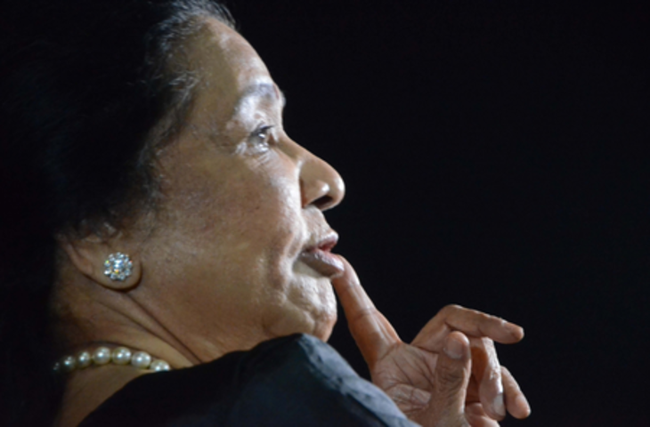 'धुनें भारी और खामोशी बड़ी गहरी हो गई', आशा भोसले के निधन से टूटा बॉलीवुड