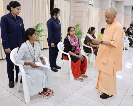 शांति, खुशहाली व सुदृढ़ कानून व्यवस्था नए यूपी की पहचान, इसमें बाधा डालने वालों को सबक सिखाएं : सीएम योगी