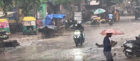 दिल्ली-एनसीआर में सोमवार को हुई जमकर बारिश, राजधानी के कई जिलों में रेड अलर्ट