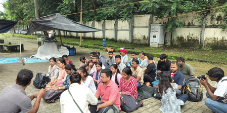 झारखंड : परीक्षाएं रद्द होने के कारण नौकरी से बेदखल कर्मी मंत्रालय से हटाए गए, अब धरने पर बैठे