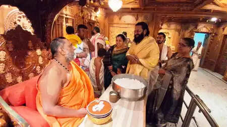 कांतारा फेम ऋषभ शेट्टी परिवार सहित श्रीक्षेत्र मंत्रालयम पहुंचे, श्री राघवेंद्र स्वामी के मूल वृंदावन के किए दर्शन