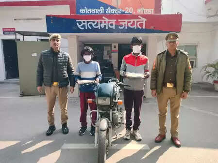 नोएडा में मोबाइल फोन स्नैचिंग गिरोह के दो आरोपी गिरफ्तार, हथियार और चोरी का सामान बरामद