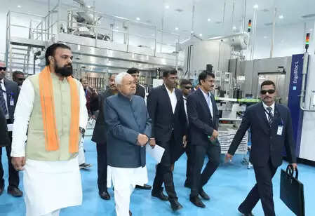 सीएम नीतीश बक्सर पहुंचे, नावानगर विशेष औद्योगिक क्षेत्र में विभिन्न इकाइयों का किया निरीक्षण